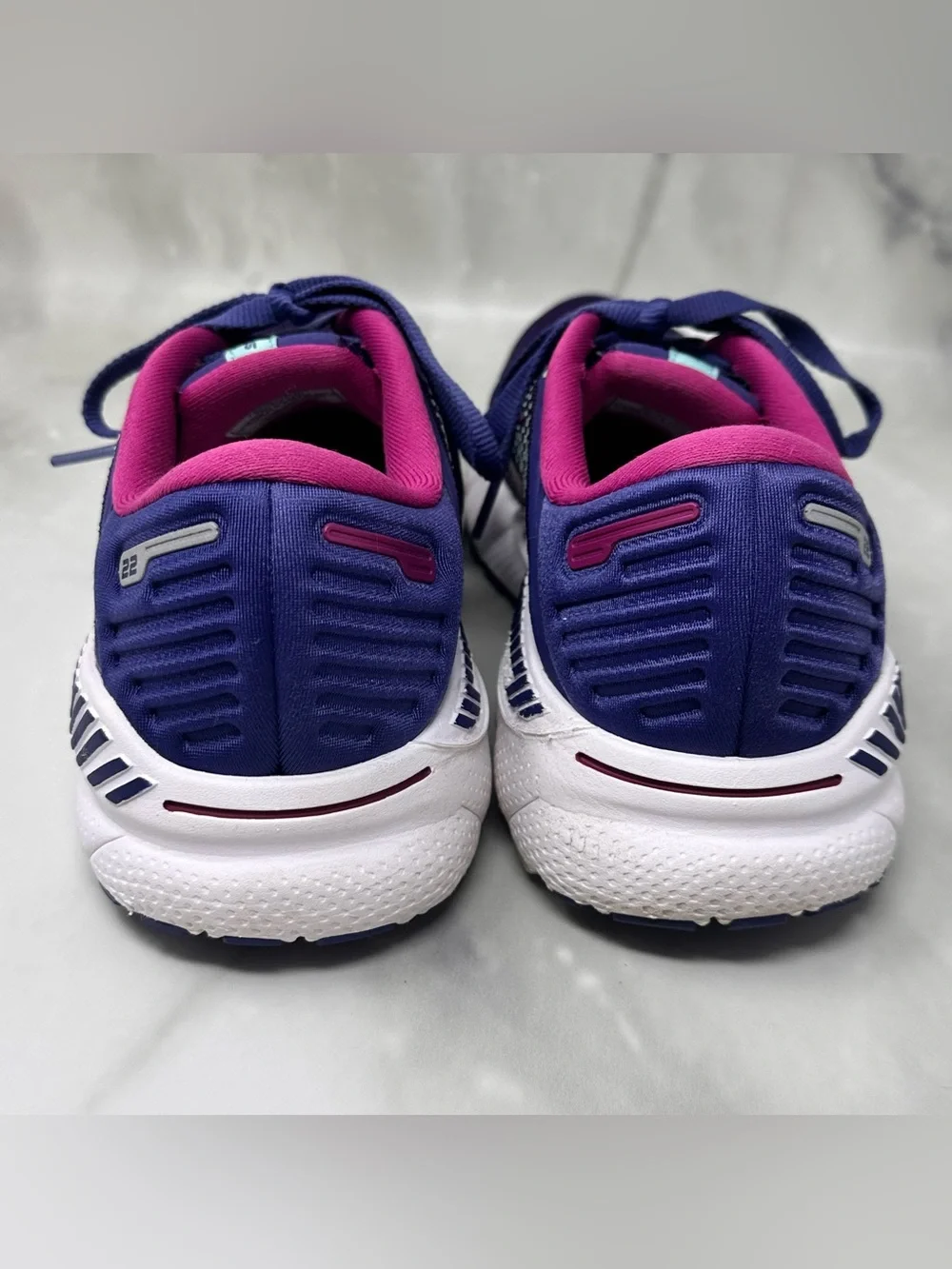 Brooks Adrenaline GTS 22 Athletic Running Shoes Womens 7.5